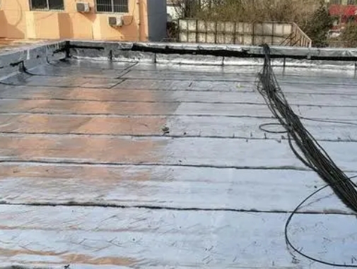 饶平卫生间漏水维修公司分享下饶平屋面楼顶防水刚性防水层施工要点。